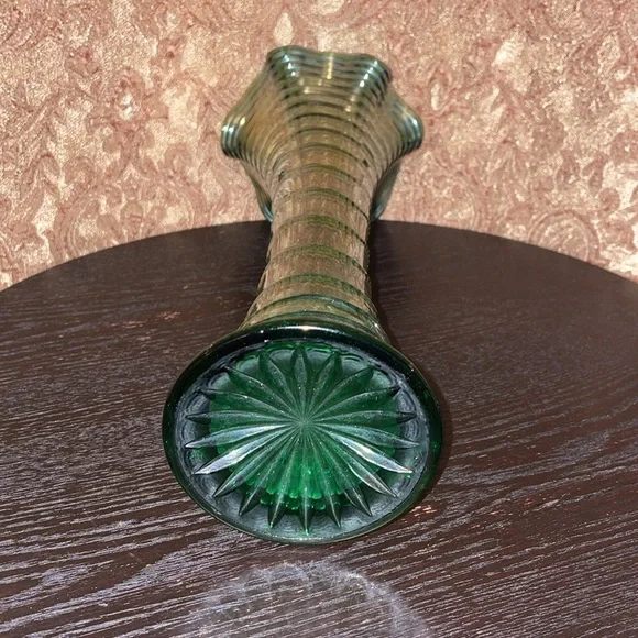 NWOT Vintage 1930’s Imperial Ripple Green Carnival Glass Vase. - Picture 6 of 7